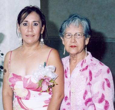 Gabriela Guerrero Rangel junto a su mamá, la sra. Delia Rangel de León, quien le ofreció una fiesta de despedida.