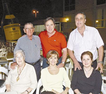 Indalecio Tricio, Marisol de Tricio, Ana María de Fernández, Ana Rosa de Gómez, Jorge Fernández y Santiago Gómez.