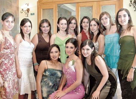 Laura Batarse con sus amigas, Judith, Myriam, Rosario, Ana Sophia, Brenda, Julia, Lorena, Cristina, Claudia, Priscilla y Alejandra.