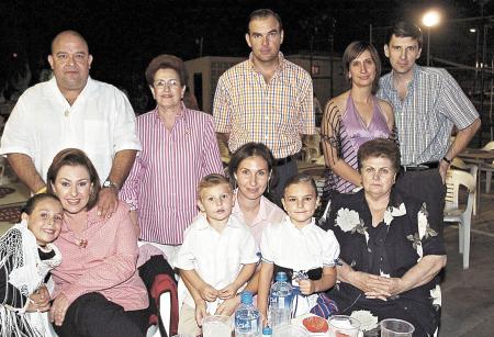 29 de septiembre 2005
Roberto y Mili Castrillón, José Pereyra y Miriam de Pereyra, Amparo de Escoruela, Miriam de Batarse, Miguel Gil, Tania de Gil, Marlene, Fernanda y Miguel GIl.