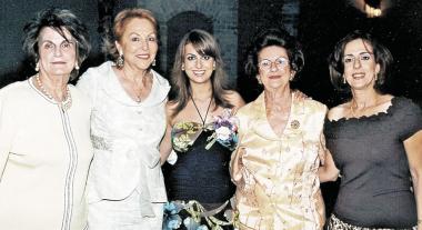 Sofía Zarzar Handal en compañía de sus abuelitas Hilda Kawas de Zarzar y Alicia Talamás de Handal, su mamá Linda de Zarzar u su suegra Nancy de Kuri.