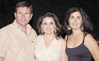 Carlos González, Lucy Cuesta de González y Sarita Gil Zamorano.