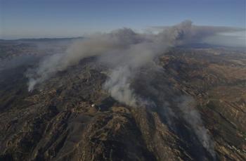 La alcaldía de Los Angeles informó que el intenso incendio no representa un peligro inminente para la gente.