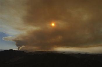 Los meses de septiembre y octubre suelen coincidir con la temporada de incendios en la zona, debido a la sequedad del terreno tras un caluroso verano y la llegada de los vientos de Santa Ana, un sistema de alta presión que sopla desde el desierto hacia la costa y que mantiene las temperaturas elevadas.