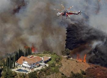 Los residentes de Los Ángeles siguen con atención un incendio que pueden divisar desde el horizonte y cuya humareda describen con exageración como la nube tóxica en forma de champiñón que acompañó a la bomba atómica.