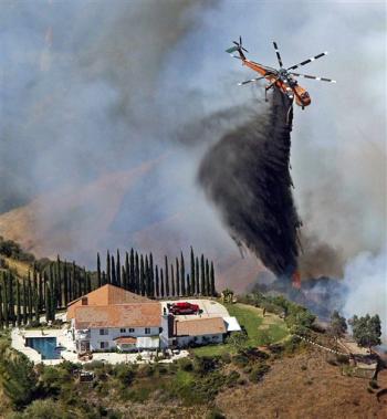 La zona está salpicada de ranchos y hogares entre las áridas montañas que flanquean las populares playas de Malibú, área conocida como la residencia de las estrellas y por el momento fuera de peligro.