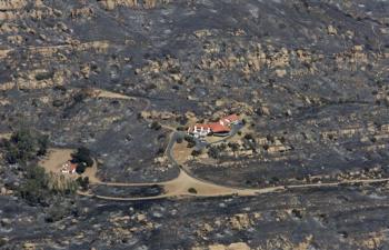 El incendio tiene su centro en la frontera entre Los Ángeles y  Ventura y por el momento ha forzado a la evacuación en áreas rurales como Bell Canyon, Lake Manor, Kanan Road o Malibu Canyon, entre otras, si bien continúa la amenaza a mayores núcleos de población.