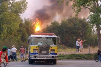 Un voraz incendio en las inmediaciones de Los Ángeles se ha extendido a unas siete mil hectáreas de terreno y amenaza con quemar zonas habitadas, en medio de una gran humareda que envuelve en parte a la ciudad estadounidense.