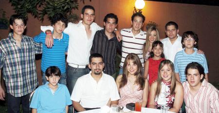 Patricio, Rogelio, Gaby, Adriana, Jorge, Jaime, Marcela, Mauricio, Fernando, Humberto, Ana Laura, Mariana, Jorge y Rodrigo, nietos de los festejados.