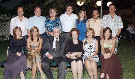 Señores Carlos y Josefina con sus hijos Carlos, Josefina, Gabriela, Susana, Adriana, Humberto y Laura y con sus hijos políticos.