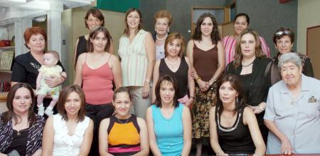 30 de septiembre 2005
Un agradable convivio fue el que disfrutó Sagui Gómez, quien espera el nacimiento de su bebé y por ello, un grupo de amigas y familiares le organizaron una tierna celebración.