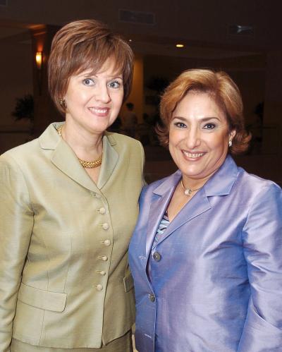 Gaby de García y Angélica de Castro, presidenta entrante y saliente respectivamente, del comité de damas del Club Sembradores de Torreón.