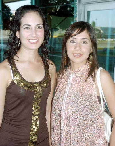 Ileana Garza y Claudia Estrada.