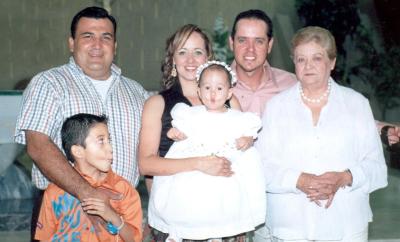 José Alan Romo Rivera y Claudia Mayela Izquierdo de Romo, con sus hijos José Alan y Claudia Itzel, la señora Dora García de Izquierdo y Gerardo Izquierdo García, captados en reciente acontecimineto social.