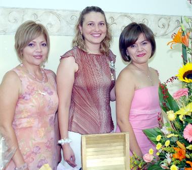 Brenda Antares Vázquez González, acompañada de Ángeles de Coronado y Lily Ávila, organizadoras de su despedida de soltera.