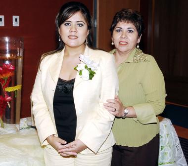 Claudia Adame junto a su mamá, María de Jesús Ponce de Adame.