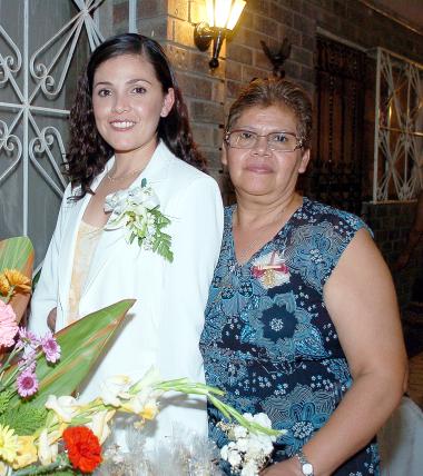 Mayela Margarita Sandoval Rodríguez acompañada por su mamá, María Ventura Rodríguez, quien le organizó una fiesta de despedida.