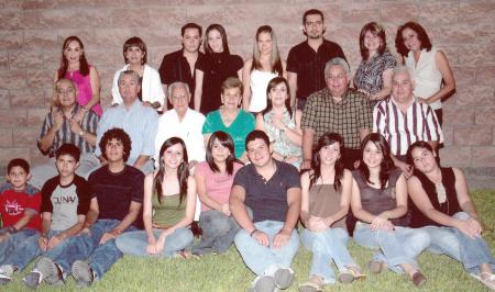 Intehrantes de la familia Barrios Cázares, en una agradable reunión.