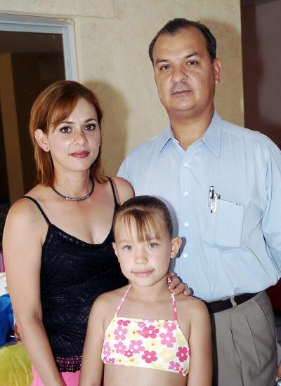 Karen Sofía Urbina Martínez junto a sus papás, Antonio Urbina Zeglen y Ana Mireya Martínez de Urbina, en la fiesta infantil que le prepararon.