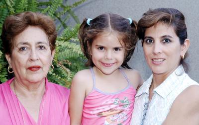 María Teresa Bredeé de Fernández acompañada por su mamá Conchis Fernández de Bredeé y por su abuelita quienes le organizaron una fiesta de cumpleaños.