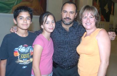 Abdón Garza, Rosario de la Garza, Adriana Aguayo y Ernesto Garza.