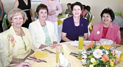 Yolanda H. de Pedroza, Rosarín M. de Herrera, Rosario B. de De la Garza y Clorinda Romo de Alanís, captados en amena convivencia.