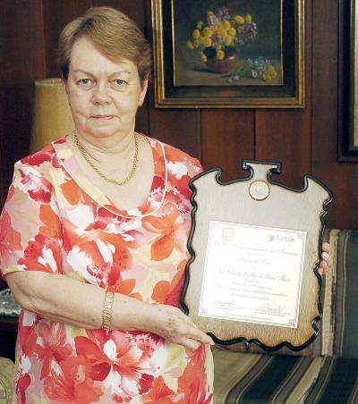 La señora Cristha Luethje de Pérez recibió la Paca de Oro 2005.