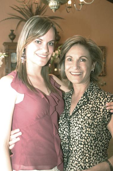 Susana con su mamá Lourdes Muñoz de López-Barrio.