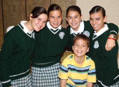 Mónica Martínez, María Martha Ceniceros, María Cuéllar y Marcela Cuerda, alumnas y Escolta del Colegio Inglés, las acompaña Antonio Elizondo.