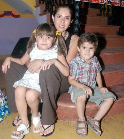 Mónica Porras con sus hijos Axel y Valeria Joffre Porras.