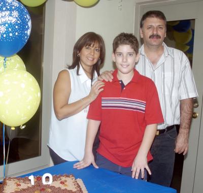 Yessú Murra Ávalos con sus papás, Teófilo y Jaqueline, organizadores de su fiesta.