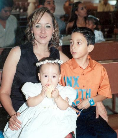 Claudia I. de Romo con sus hijos José Alan y Claudia Itzel.