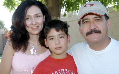 Miguel Wong-Sánchez Casa acompañado por sus papás, Miguel y Verónica Wong-Sánchez, quienes le organizaron una reunión con motivo de sus 11 años de vida, en días pasados.