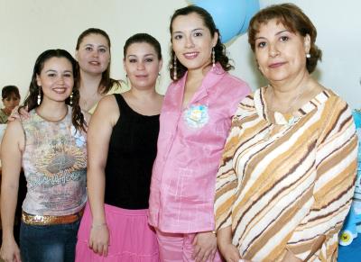 Gabriela María Hernández de Orozco disfrutó de una fiesta de canastilla en honor del bebé que espera, acompañada por Violeta Orozco, Liliana Orozco, Michelle Orozco y María  Elena Luna Hernández.