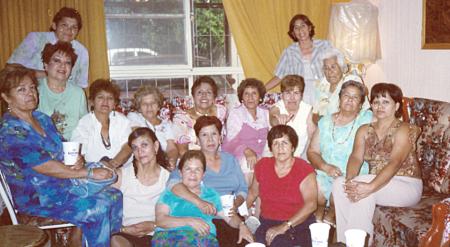 Mague, Hortensia, Hilda, Angelita, Bertha, Cholecita, María Elena, Delfis, Esther, Julieta, Jesús, Queta, San Juana, Cuquis y Chelito, grupo de cachibolistas en su reunion mensual.