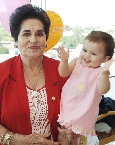 Mary José Ramírez Martínez acompañada de su abuelita Salomé Sánchez de Martínez.