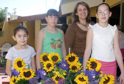 08 de octubre 2005
Alicia, Mónica y María Galindo, anfitrionas de la reunión con la expositora Liz de Abraham.