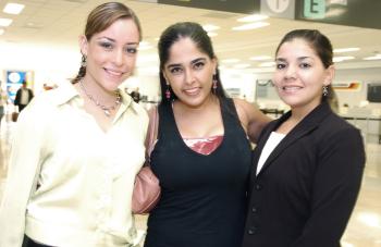 Verónica Martínez, Annel Velasco y Paola Dorantes, en espera de Juan Ángel Garza.