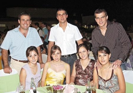 Dora Flores, Celina Cepeda, María Amarante, Sofía Grageda, Luis Miguel Pérez, Roberto Murra y Adrián Murra