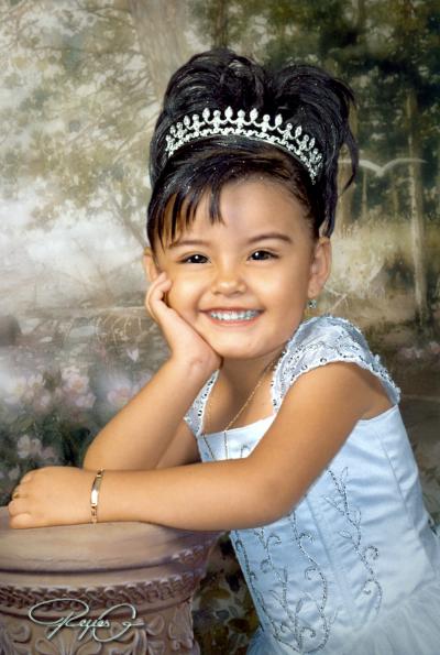 Niña Citlalia Esmeralda Martínez de los Santos fotografiada en un estudio con motivo de sus tres años de vida.