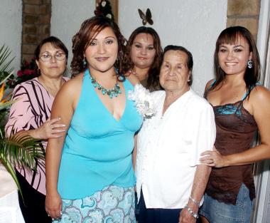 Adriana acompañada por las señoras Martha González, Alicia Sáenz, Silvia Soriano, y María del Carmen Torres