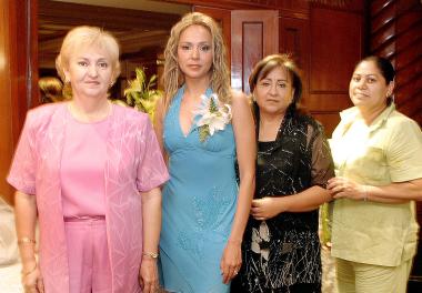 09 de octubre de 2005
Soraya Macías Vda. de Valadez, Sonia Guadalupe Macías Pérez y Clara A. de Puentes, con la festejada y futura novia..