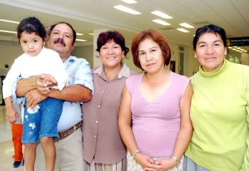 Andrea Vázquez viajó con destino a Los Ángeles y fue despedida por Isabel, Sanjuana, Victor y Marla.