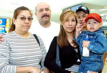 Jazmín Santillan y Chistopher Reynoso viajarona a Tijuana, los despidieron sus familiares.