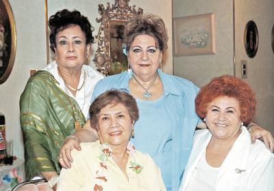 Zayne Bechelani de Chibli con sus amigas Ari Cotto de Ayoub, Martha Sánchez y Tere Medellín.