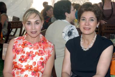 Lupita de Barrios y Morena Martínez.