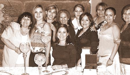 Lorena de Gámez, Mague de Gámez, Isela de Rodríguez Bertha de Maldonado, Jesu de Flores, Norma de Zúñiga, Gloria de Lozano, Lety de Llano y Ely de Hernández le ofrecieron una despedida de soltera a Eidy Valenzuela.