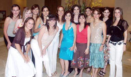 11 de octubre 2005
Un nutrido grupo de amigas acompañó a Laurencia González Martínez, en esta estupenda fiesta pre nupcial.