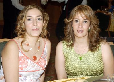 Karem de Soto y Liliana de González.