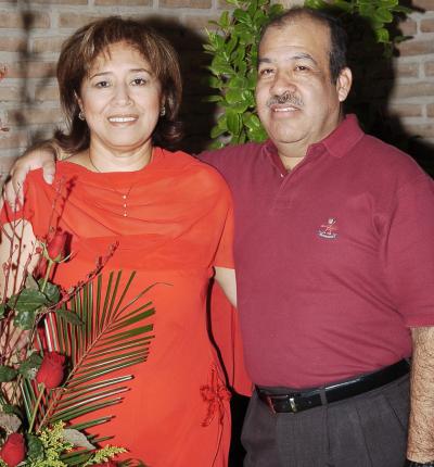 14 de octubre de 2005
Vicky Sosa Luna y Manuel Martínez Borrego celebraron recientemente su aniversario de bodas.